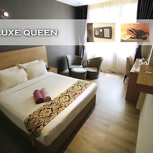Deluxe Queen Window